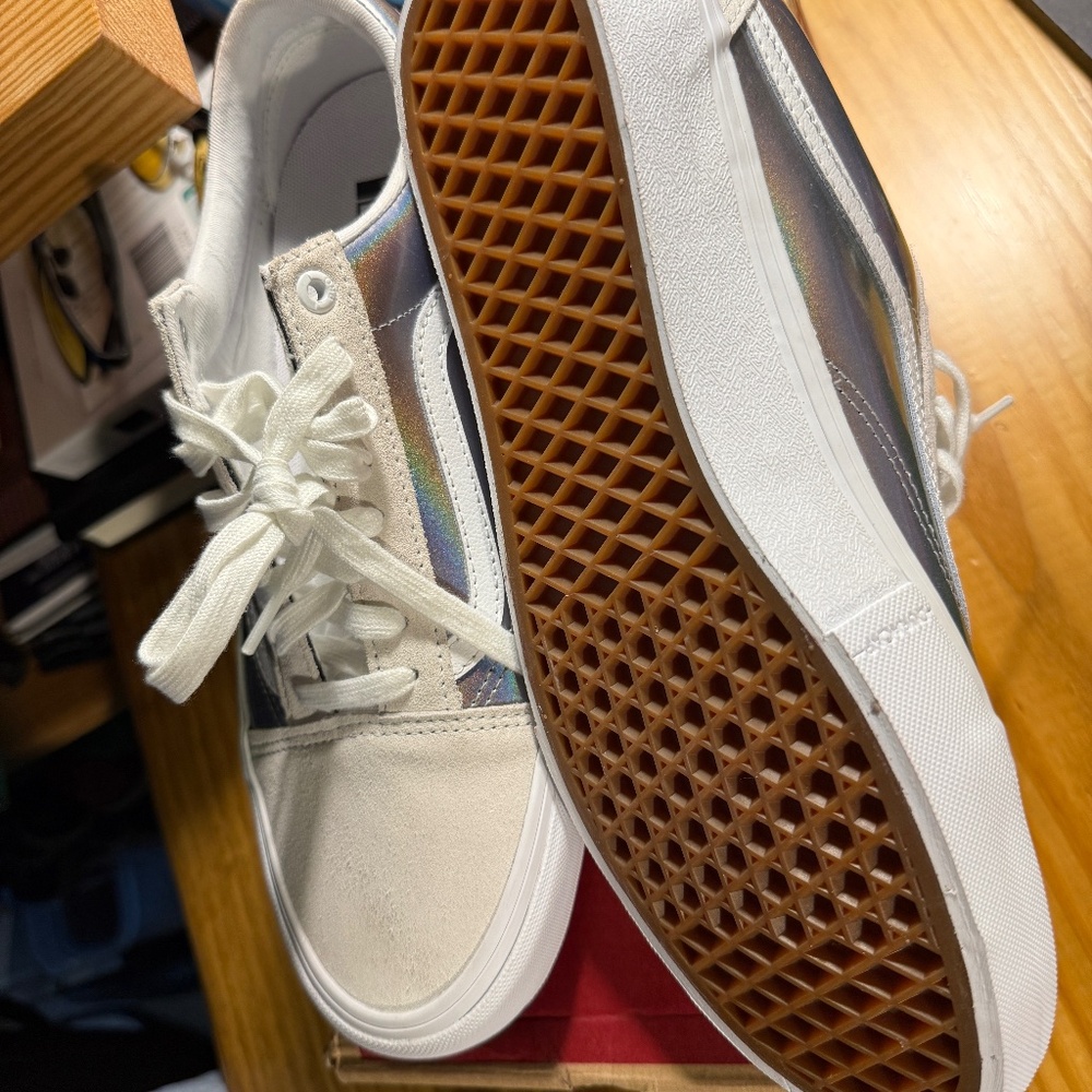MUST GO! - BRAND NEW - MENS 10.5 VANS OLD SKOOL PRO - IRIDESCENT TRUWHT/TRUWHT
